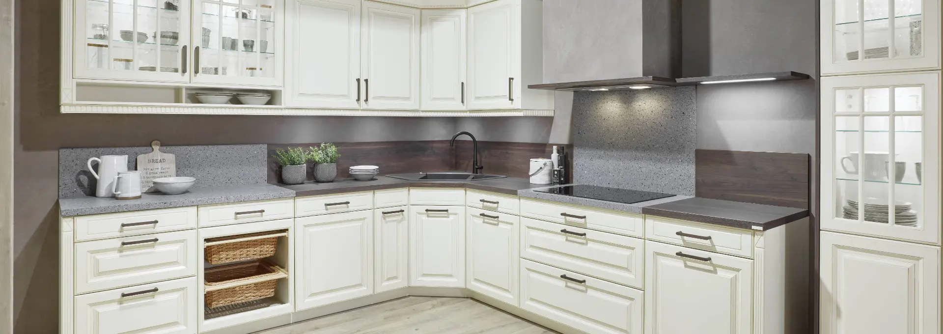 White kitchen with well used corner in a farmhouse kitchen design White kitchen with well used corner in a farmhouse kitchen design